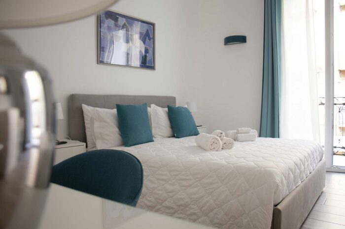 deluxe king size bed room